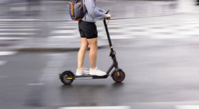 Trottinettes électriques et vélos: doit-on installer des feux supplémentaires ?