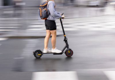 Trottinettes électriques et vélos: doit-on installer des feux supplémentaires ?